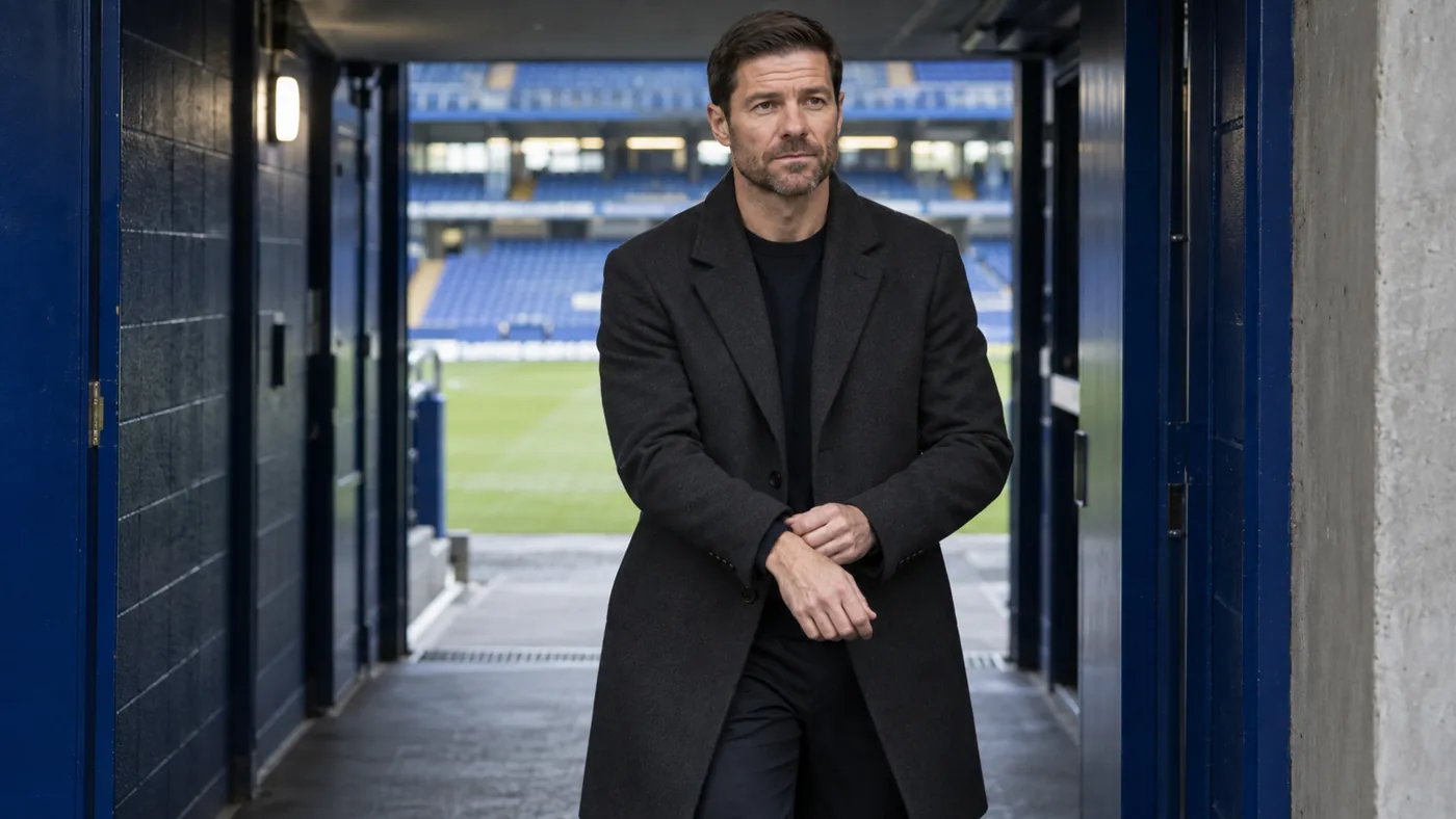 Xabi Alonso quan sát sân Stamford Bridge trước trận đấu