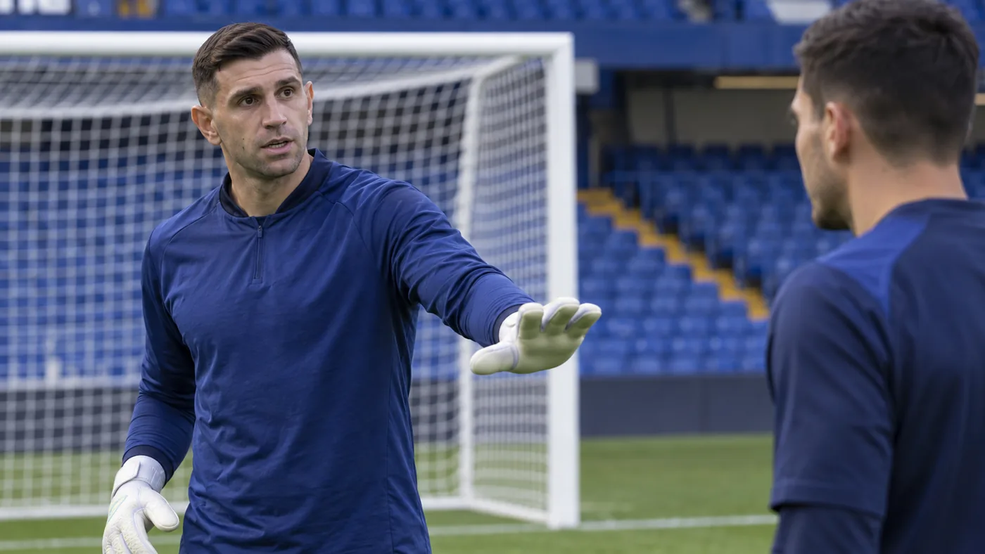 Emiliano Martínez chuẩn bị găng trước buổi tập