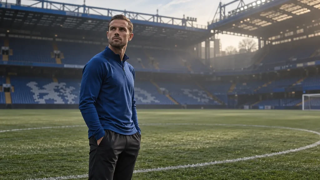 Jordan Henderson quan sát sân từ vòng tròn giữa sân Chelsea