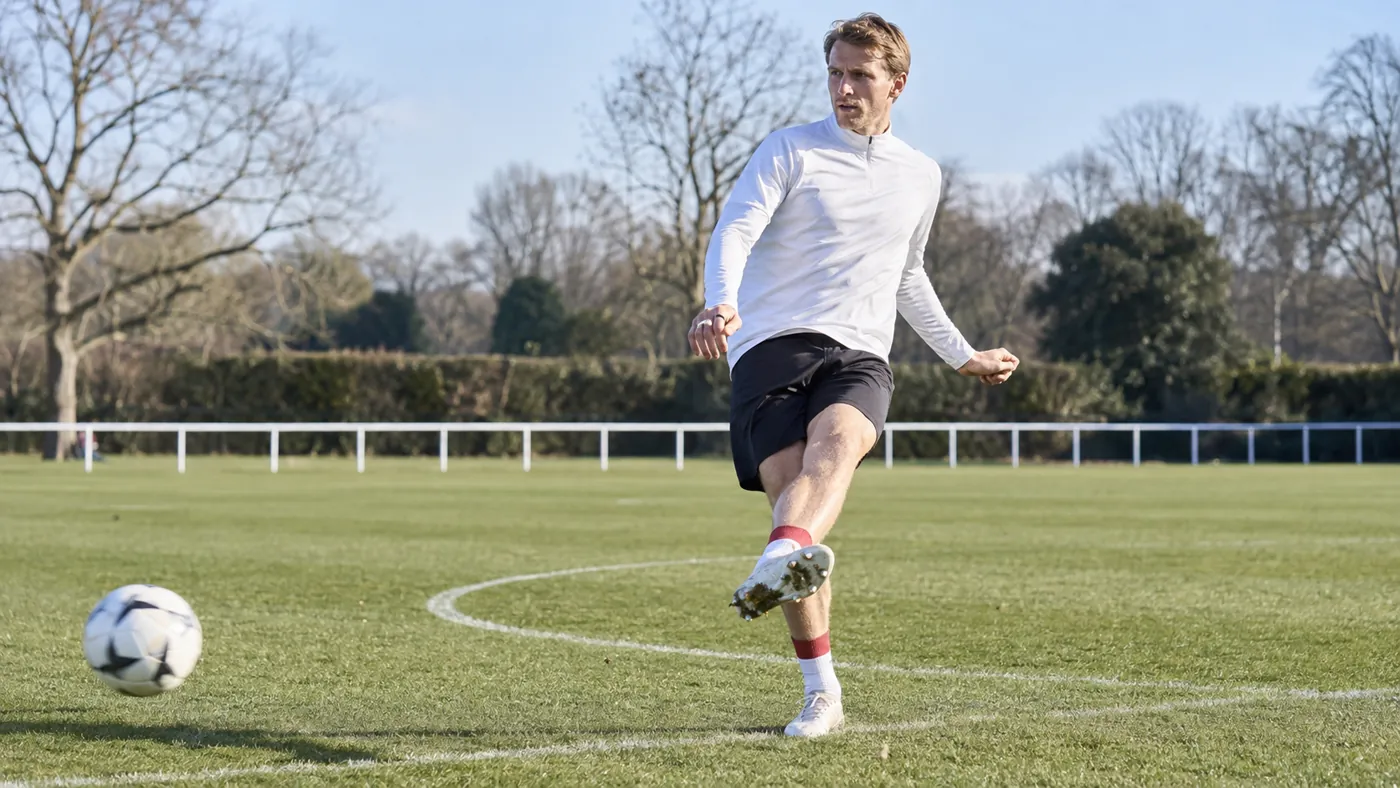 Sander Berge thực hiện đường chuyền đổi cánh từ trục giữa